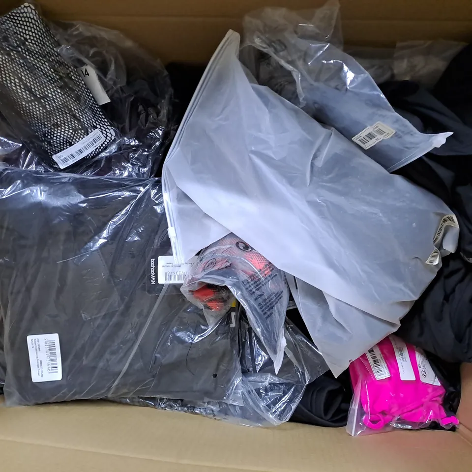 BOX OF APPROXIMATELY 25 ASSORTED CLOTHING ITEMS TO INCUDE - T-SHIRT - TROUSERS , TOPS , BOXERS - ETC