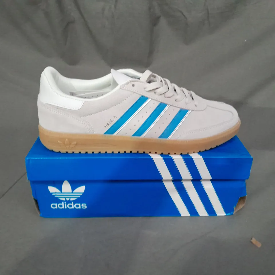 BOXED PAIR OF ADIDAS HAND 2 GUM SHOES SIZE 9.5