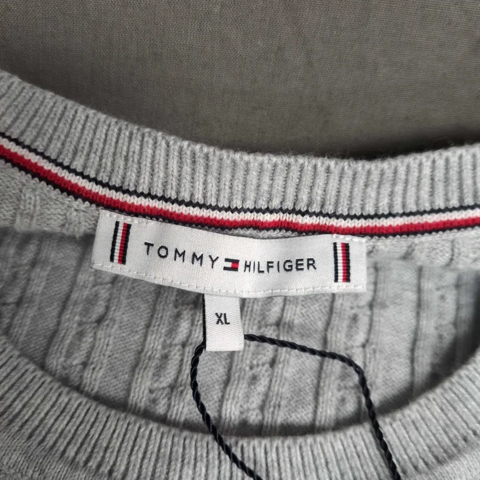 TOMMY HILFIGER ERCA MINI CABLE KNIT SWEATER IN LIGHT GREY HEATHER – SIZE XL