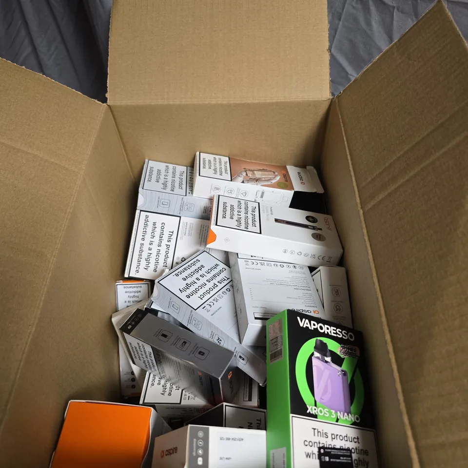 LOT OF APPROXIMATELY 20 ASSORTED VAPING ITEMS TO INCLUDE VAPORESSO/VOOPOO VINCI SPARK 220 KIT/ASPIRE