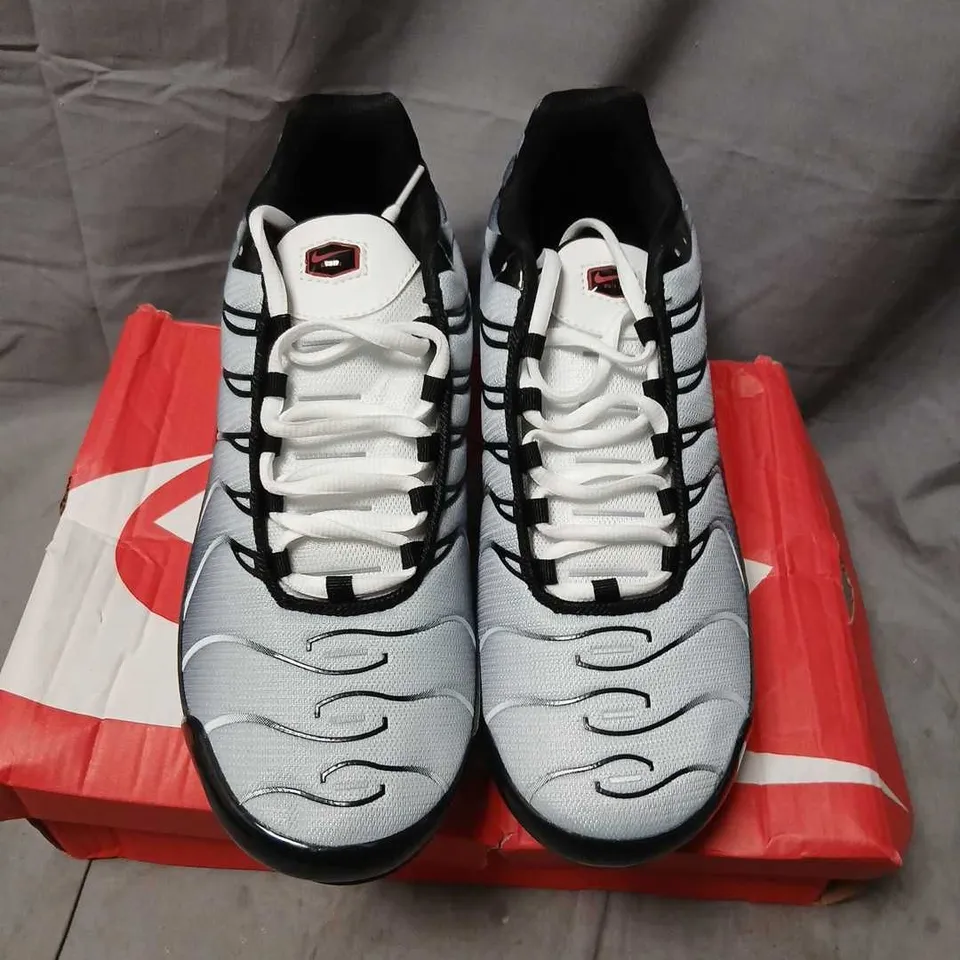 NIKE AIR MAX PLUS TRAINERS – GREY/BLACK, UK 9 (US 10, EU 44)