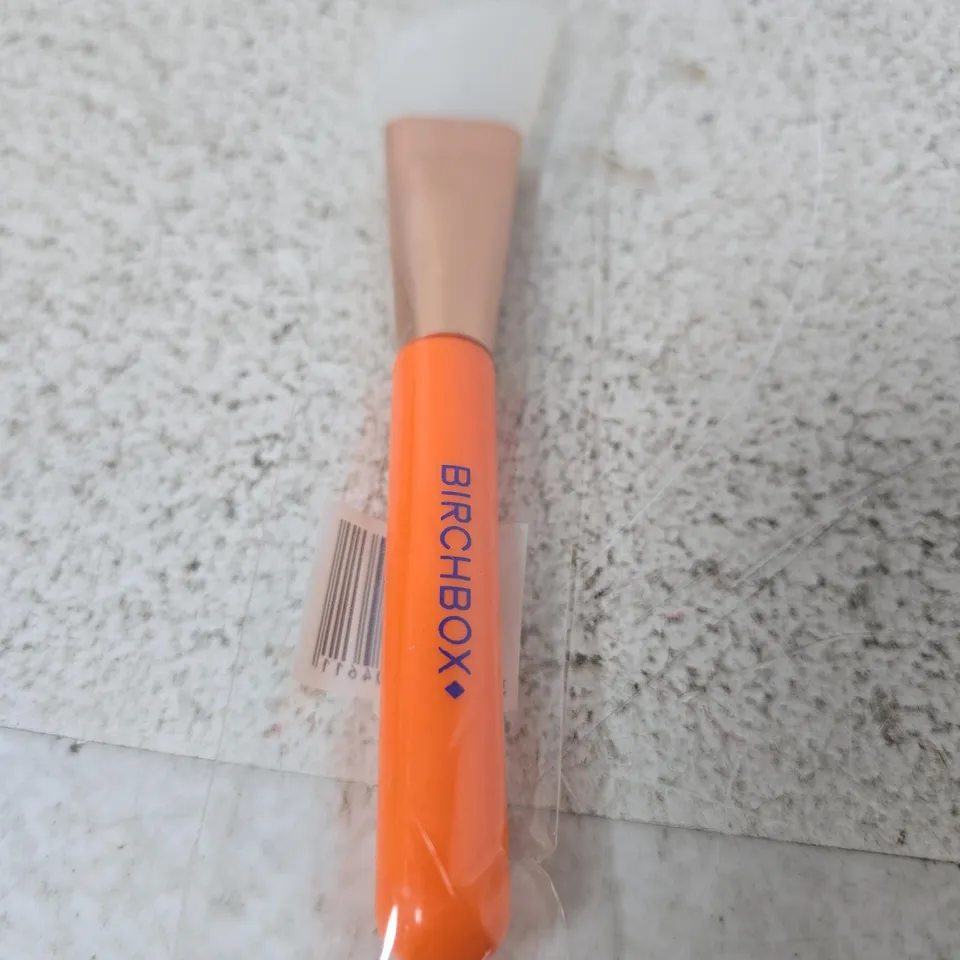 BOX OF APPROXIMATELY 600 X BIRCHBOX MAKEUP BRUSH – ORANGE HANDLE