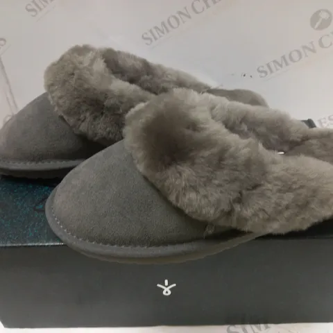 BOXED EMU AUSTRALIA JOLIE CHARCOAL SUEDE SLIPPERS - SIZE 8