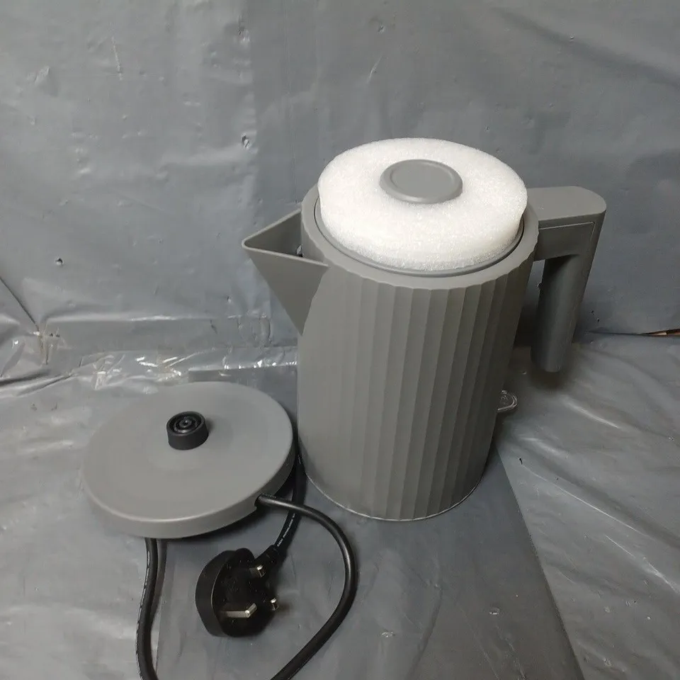 BOXED HOME HOME BOIL RIBBED KETTLE IN BLACK