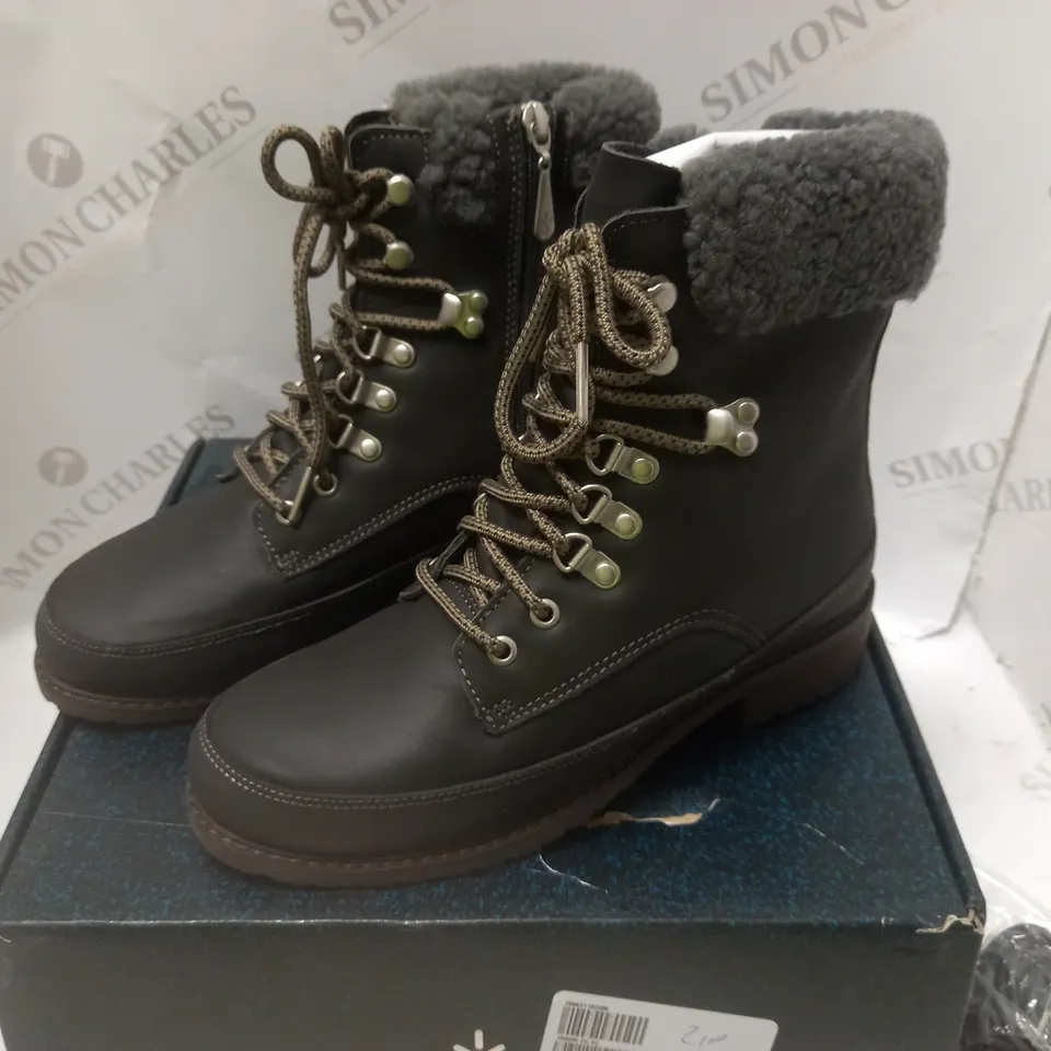 BOXED OKAB WATERPROOF LEATHER BOOTS - SIZE 8