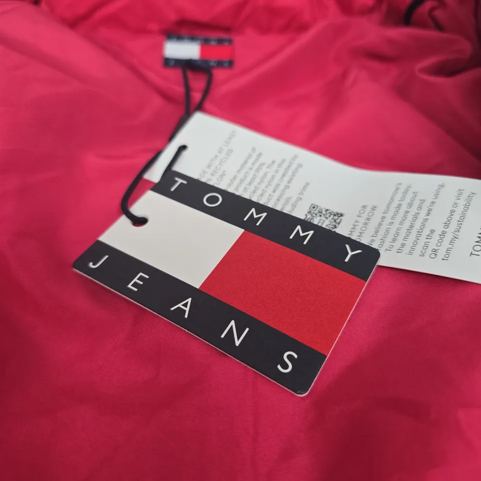 TOMMY HILFIGER HOODED DOWN JACKET – VINTAGE CERISE – UK M