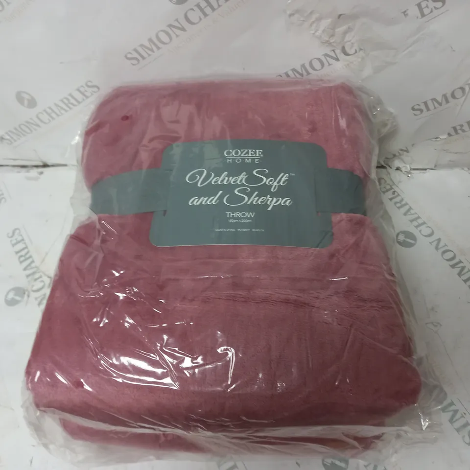 COZEE HOME REVERSIBLE VELVETSOFT & SHERPA THROW VINTAGE ROSE APPROX 150 X 200CM