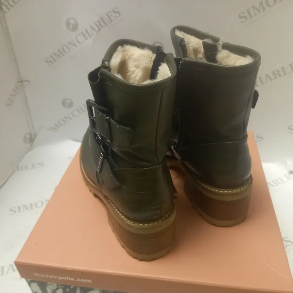 BOXED MODA CORNELIA KHAKI LWATHER BOOTS - SIZE 6