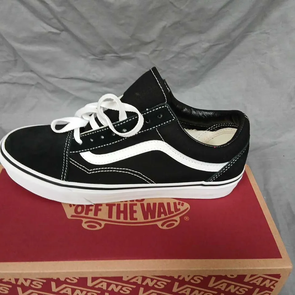 VANS OLD SKOOL BLACK/WHITE SNEAKERS – UK 7