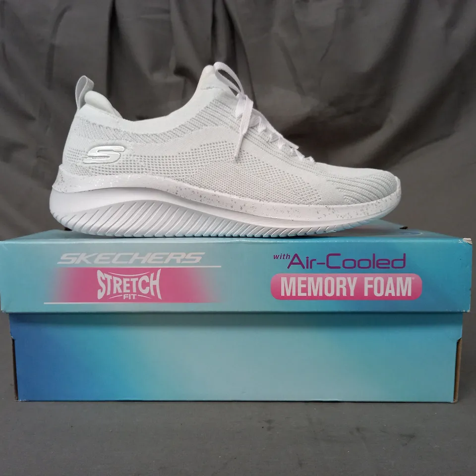 BOXED PAIR OF SKECHERS ARCH FIT TRAINERS IN WHITE SIZE 4