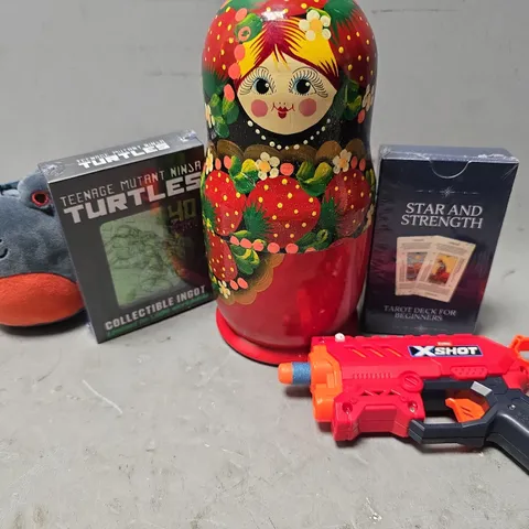 APPROXIMATELY 13 ASSORTED TOYS & GAMES TO INCLUDE - XSHOT PISTOL , STAR AND STRENGTH , SQUSHMALLOWS KEYRING ETC