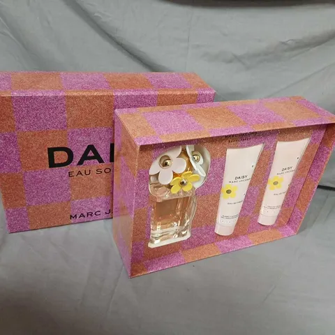 BOXED MARC JACOBS DAISY EAU SO FRESH GIFT SET