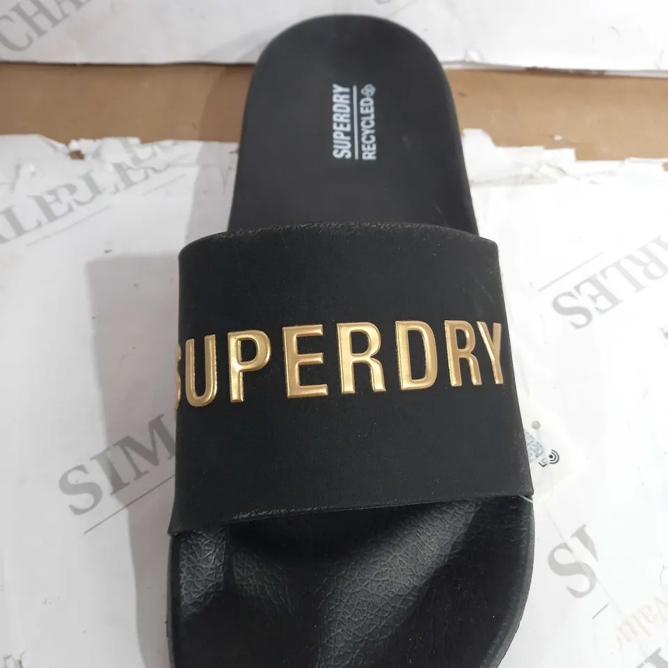 SUPERDRY CODE LOGO POOL SLIDERS, BLACK / METALLIC GOLD - SIZE L