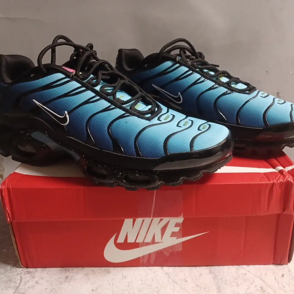 BOXED PAIR OF NIKE AIR MAX PLUS SHOES IN BLACK/BLUE SIZE UK 10