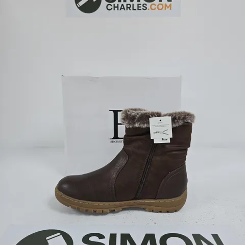 MADE BY EMMA WOMEN'S BROWN LEATHER WINTER BOOT WITH FAUX FUR TRIM – SIDE ZIP SIZE 7