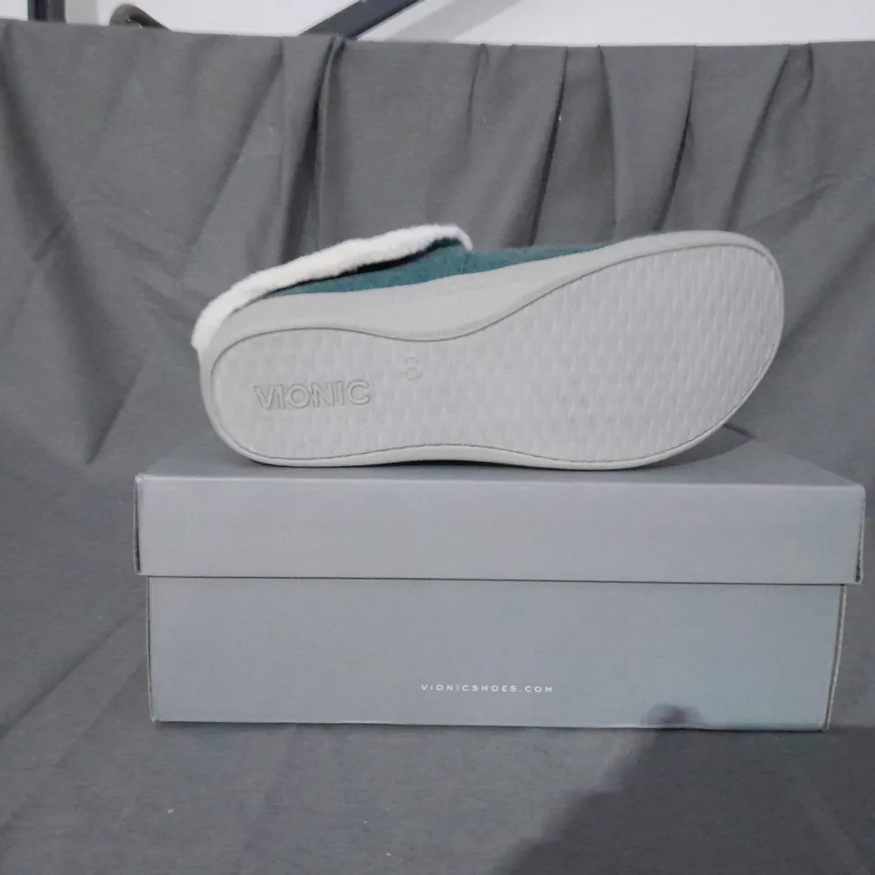 BOXED PAIR OF VIONIC BELIEVE SLIPPERS IN MINERAL SIZE 8