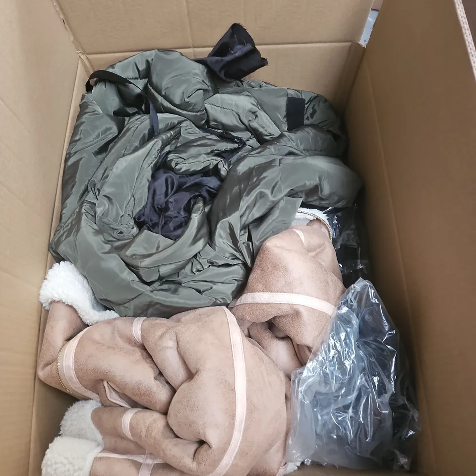 APPROXIMATELY 25 ASSORTED CLOTHING AND FASHION PRODUCTS IN VARIOUS STYLES AND SIZES - COLLECTION ONLY