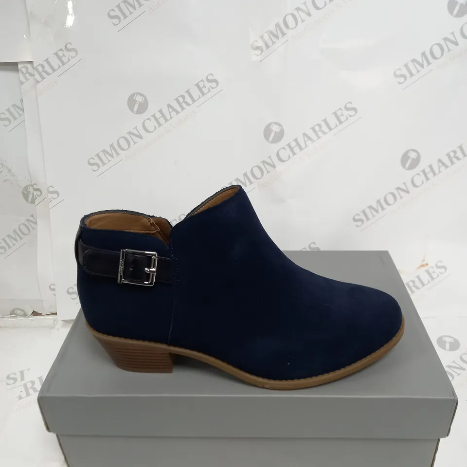 VIONIC MILLIE BOOTS - MIDNIGHT SIZE 6