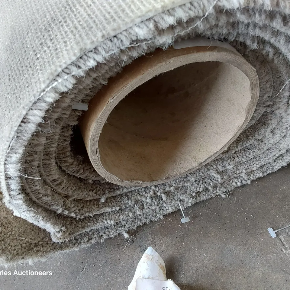 ROLL OF QUALITY DIM HEATHERS CARPET APPROXIMATELY 5M × 2.62M