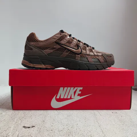 BOXED PAIR OF NIKE P-6000 SE TRAINERS IN CACAO SIZE UK 6.5