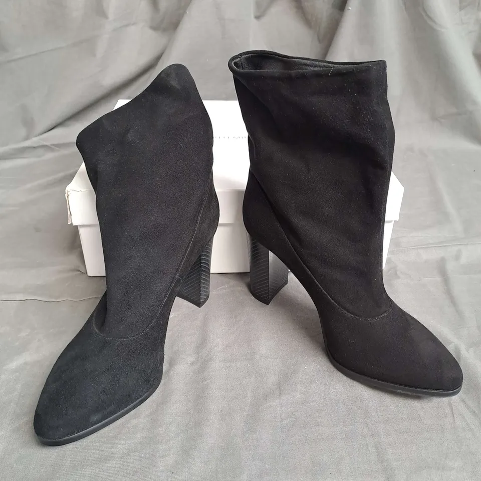BOXED PAIR OF KAREN MILLEN SAPPHO SHORE SUEDE ANKLE BOOTS IN BLACK SIZE 3.5