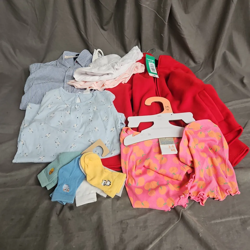 BOX OF APPROXIMATELY 30 ASSORTED KIDS CLOTHING ITEMS TO INCUDE - SHIRT, HATS, SOCKS, ETC