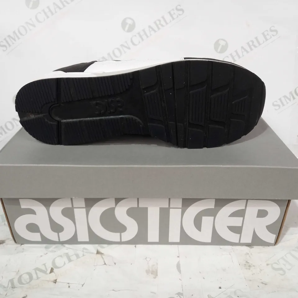 BOXED PAIR OF ASICSTIGER GEL-LYTE TRAINERS IN WHITE/BLACK UK SIZE 9