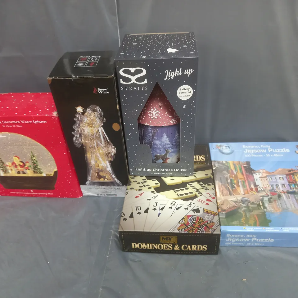 BOX OF ASSORTED ITEMS TO INCLUDE JIGSAWS, DOMINOS AND SNOWGLOBE