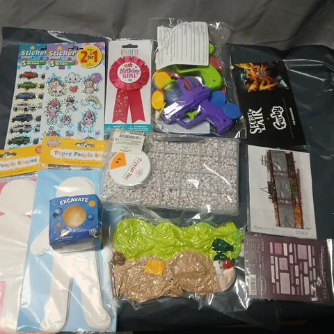 MIXED LOT OF ASSORTED CHILDREN’S PARTY & CRAFT ITEMS – STICKERS, CRAFTS & SMALL TOYS 
