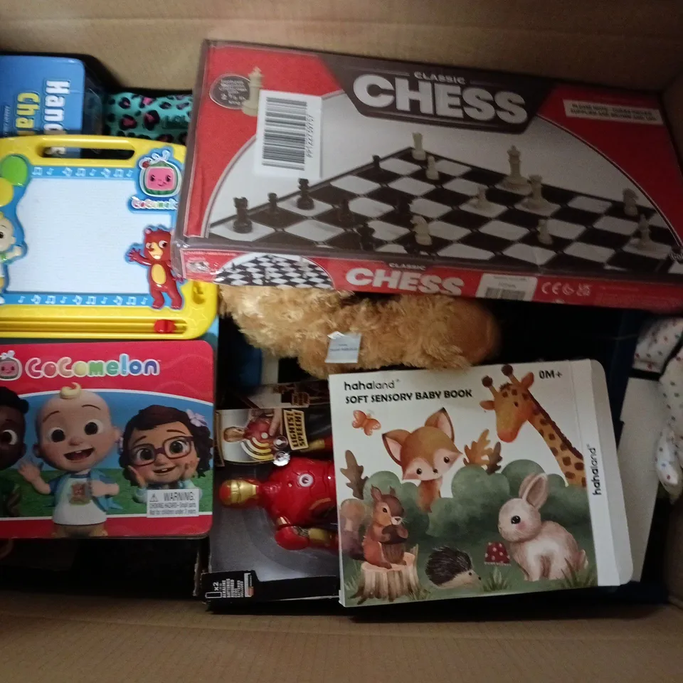 APPROXIMATELY 20 ASSORTED TOYS, GAMES, GIFTS AND NOVELTIES TO INCLUDE CLASSIC CHESS, MARVEL AVENGERS IRON MAN FIGURE, COCOMELON READ & DOODLE, ETC - COLLECTION ONLY