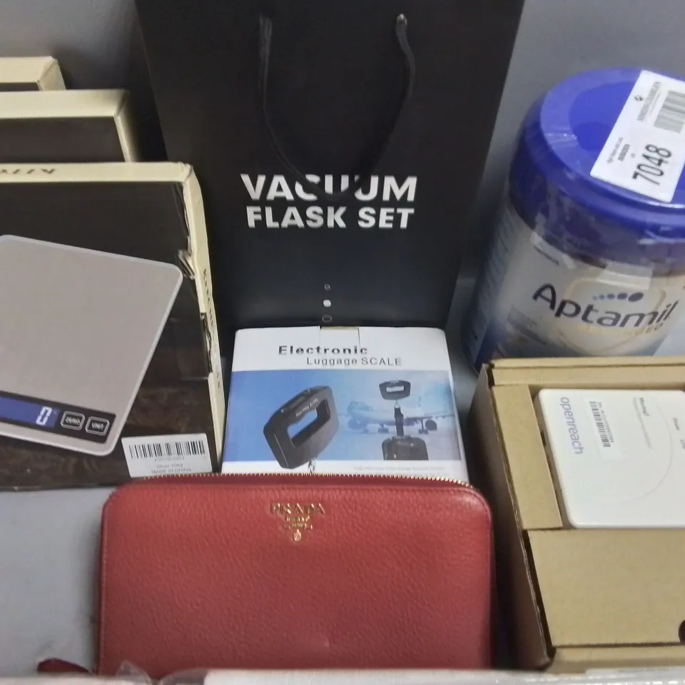 LOT OF ASSORTED HOUSEHOLD ITEMS TO INCLUDE HARRY POTTER FILLED CUSHION, AERIAL PLATINUM PODS AND PRE-LIT BEAR