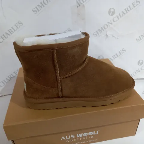 BOXED PAIR OF AUS WOOLI AUSTRALIA CHESTNUT SHOES SIZE 5