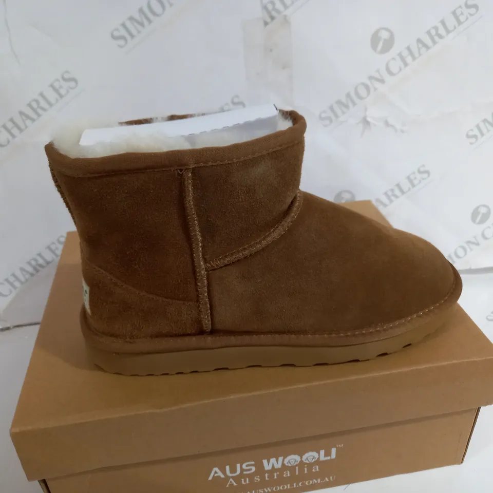 BOXED PAIR OF AUS WOOLI AUSTRALIA CHESTNUT SHOES SIZE 5
