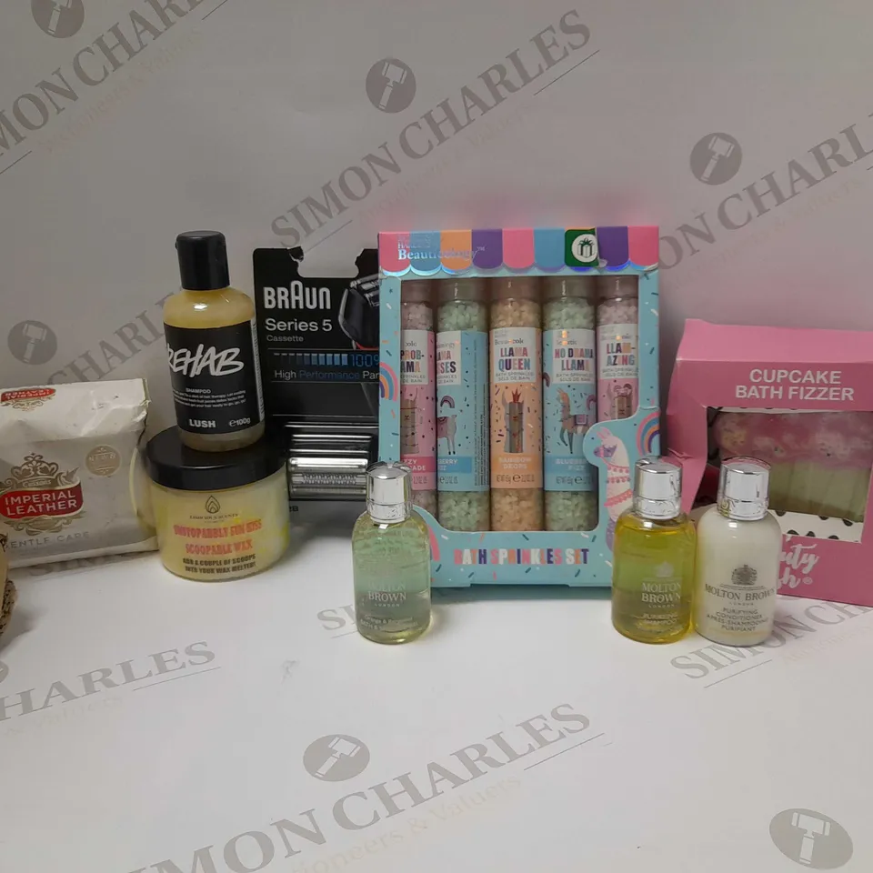 LOT OF APPROX 8 ASSORTED BATH & BODY PRODUCTS TO INCLUDE IMPERIAL LEATHER SOAP BARS, CUPCAKE BATH FIZZER, LUSH BATH BOMB, ETC 