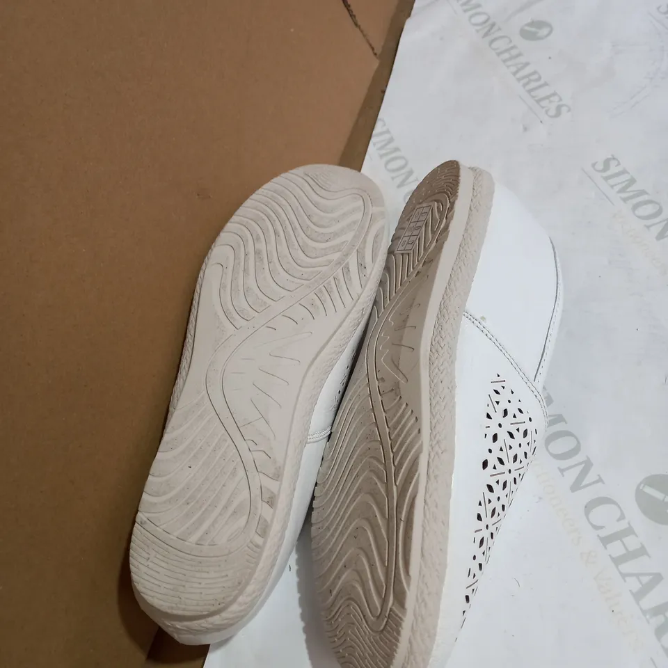 EARTH SPIRIT CUIR VERITABLE LEATHER SHOE - UK SIZE 7, IN WHITE