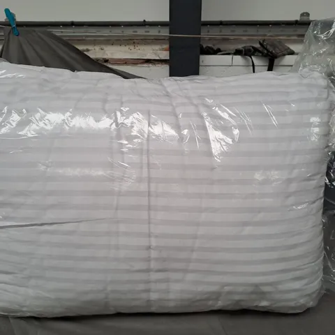 LOT OF 4 PILLOWS - UNBRANDED