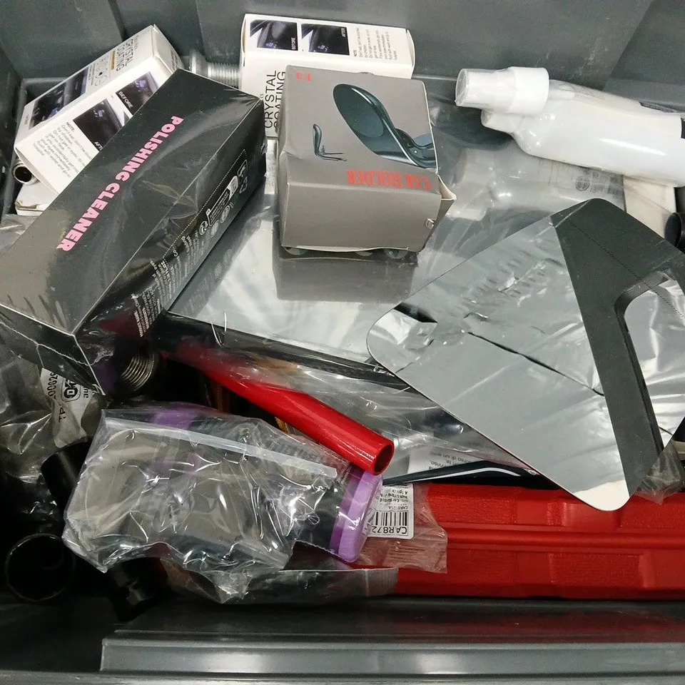 APPROXIMATELY 10 ASSORTED VEHICLE PARTS & ACCESSORIES TO INCLUDE SOCKET SET, CAR HOLDER, REGULATOR HOSE, ETC - COLLECTION ONLY