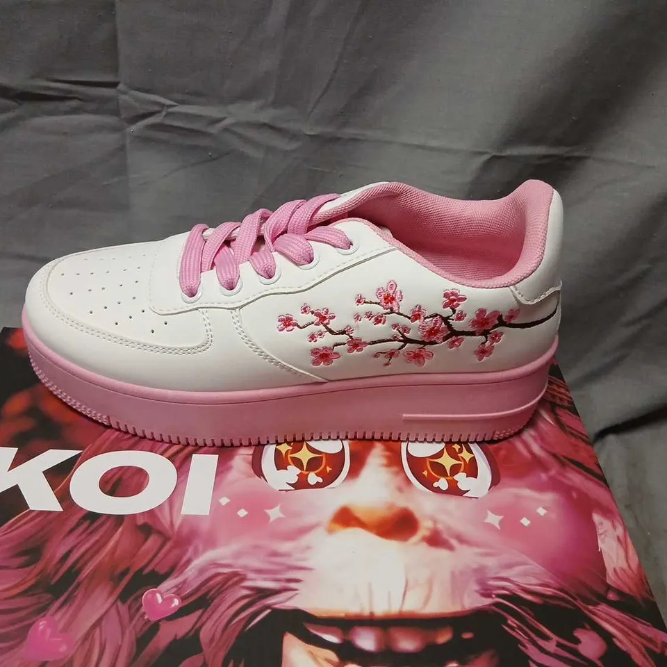 KOI UK 4 MORNING SAKURA PLATFORM TRAINERS - WHITE