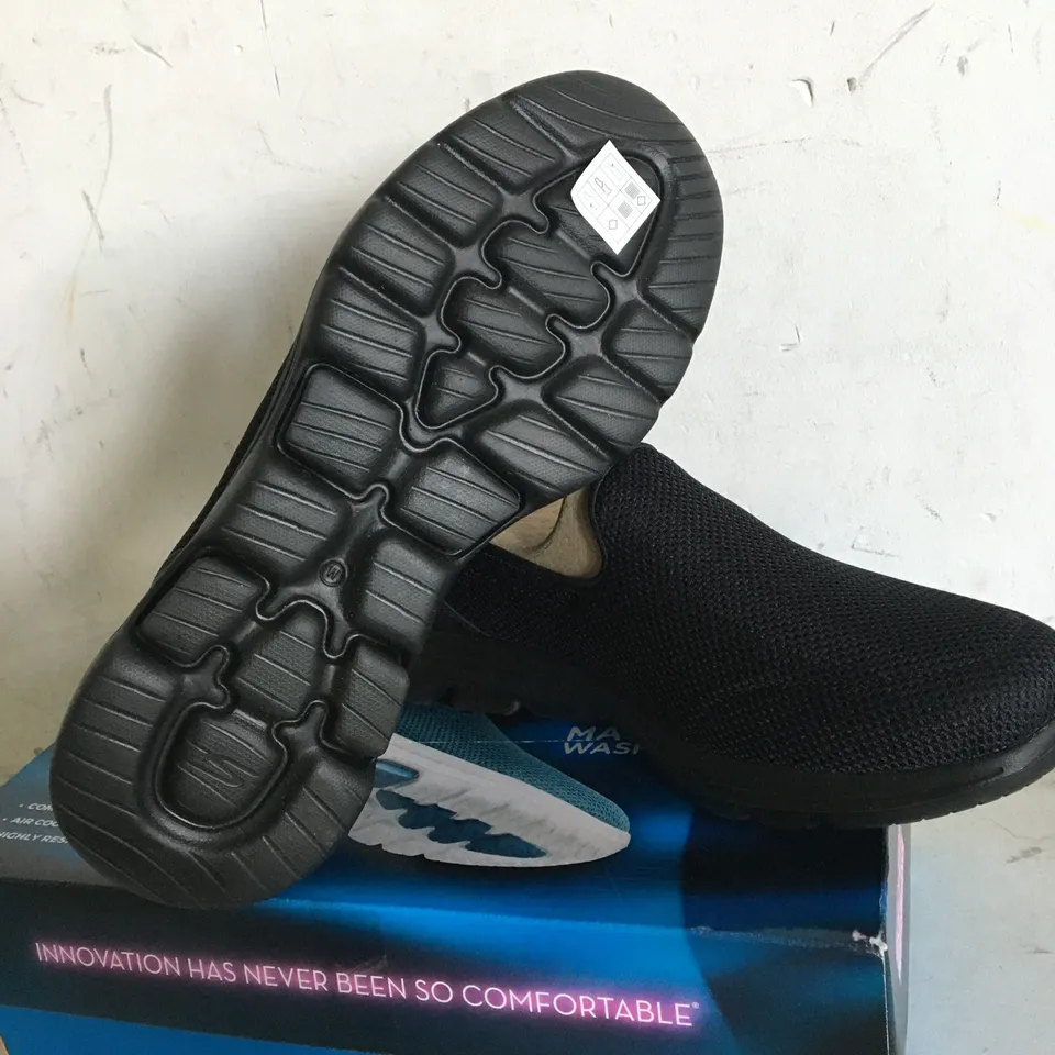 BOXED PAIR OF SIZE 8 SKECHERS GO WALK 5 TRAINERS 