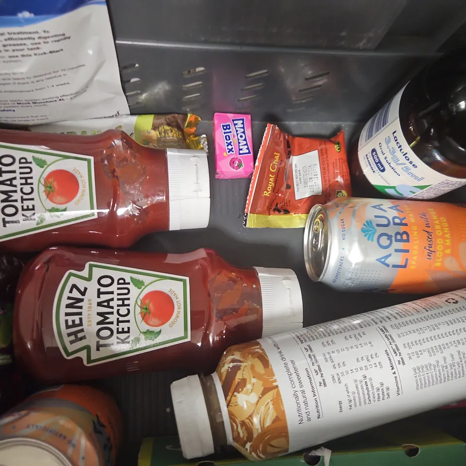 BOX OF APPROXIMATELY 10 ASSORTED FOOD AND DRINK ITEMS TO INCLUDE JACKFRUIT, AQUA LIBRA, ETC