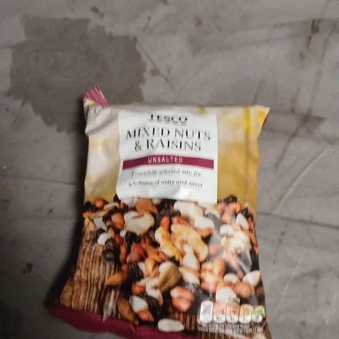 APPROXIMATELY 10 ASSORTED FOOD ITEMS INCLUDING TESCO MIXED NUTS & RAISINS , MIRANDA ORANGE AND BEBETO HAPPY LACES SOUR SWEETS