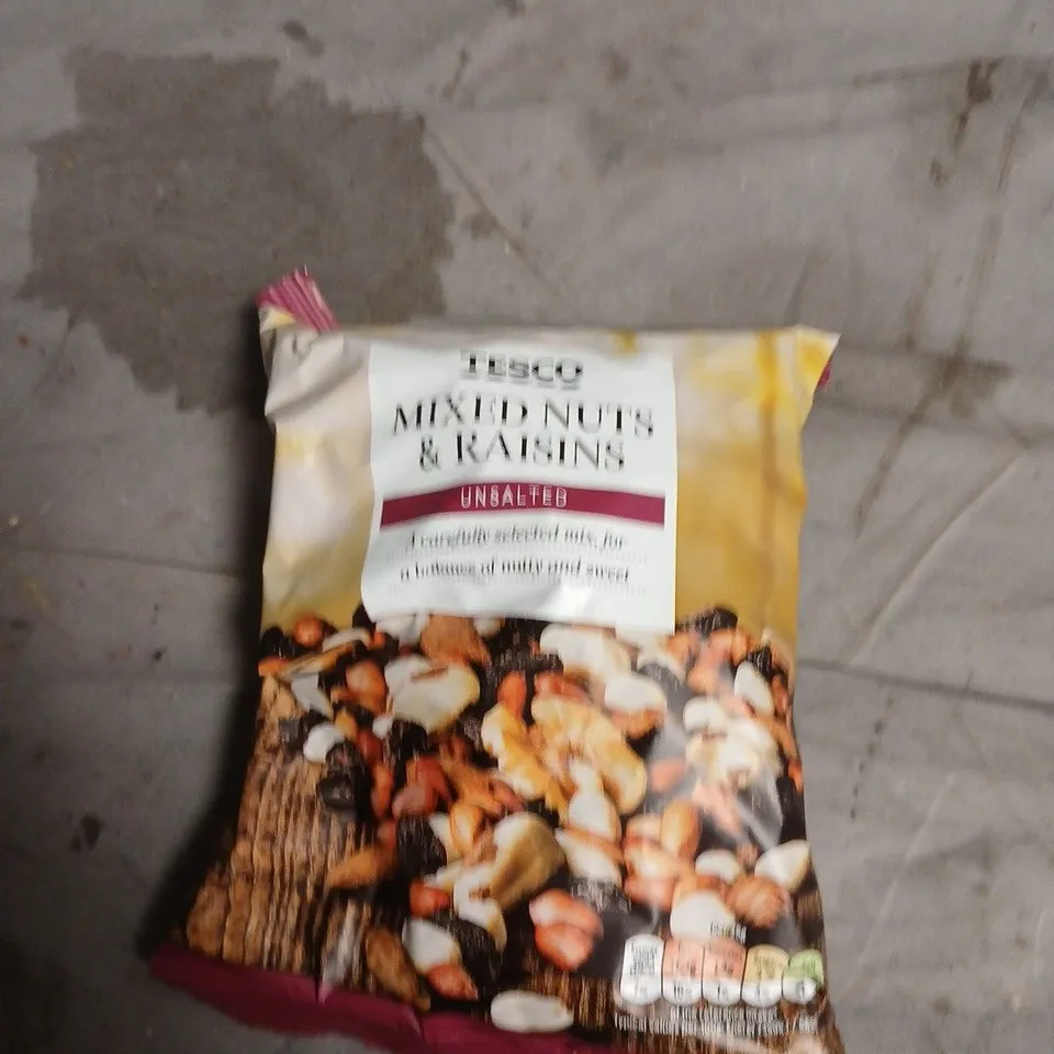 APPROXIMATELY 10 ASSORTED FOOD ITEMS INCLUDING TESCO MIXED NUTS & RAISINS , MIRANDA ORANGE AND BEBETO HAPPY LACES SOUR SWEETS