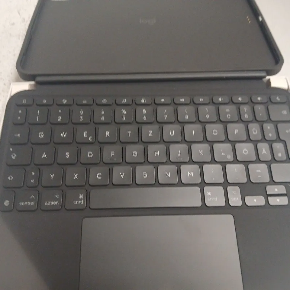 LOGITECH COMBO TOUCH KEYBOARD CASE FOR IPAD PRO 11-INCH (M4) GERMAN LAYOUT