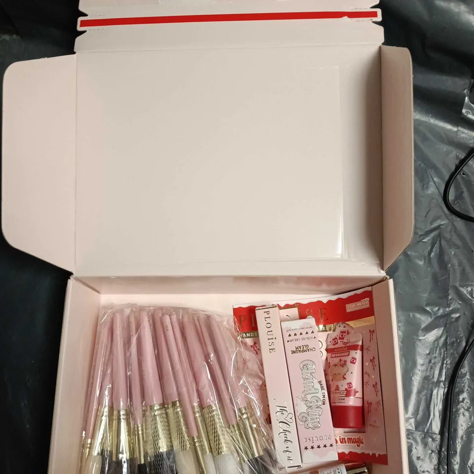 P LOUISE MAKE-UP BRUSH SET+COSMETIC BASE+HAND CREAM+STROBE CREAM+LIQUID HIGHLIGHTER