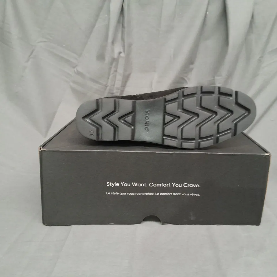 BOXED PAIR OF VIONIC CHARM BRIGHTON CHELSEA BOOTS IN BLACK SIZE 6