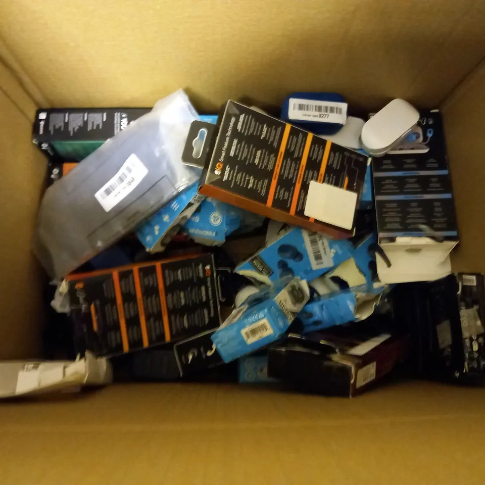 APPROXIMATELY 15 ASSORTED ELECTRICAL PRODUCS TO INCLUDE SKULCANDY DIME EARBUDS, JLAB GOAIR EARBUDS, BELKIN BOOST CHARGE USB-C CABLE WITH LIGHTNING CONNECTOR, ETC