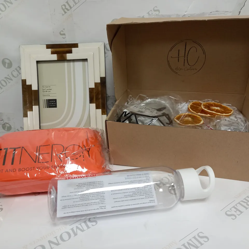 BOX OF APPROXIMATELY 15 ASSORTED ITEMS TO INCLUDE WATER BOTTLE, PICTURE FRAME, RUNNING PARACHUTE ETC 