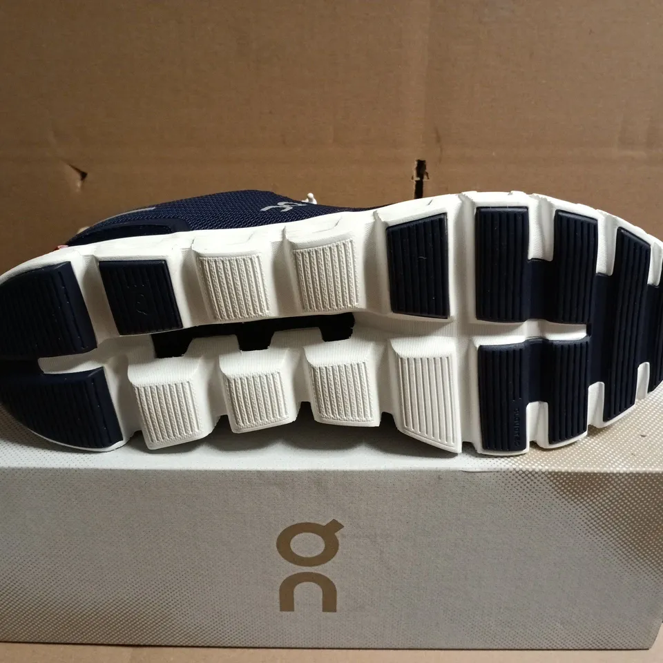 BOXED PAIR OF ON RUNNING CLOUD 6 SHOES – NAVY/WHITE, UK 8.5