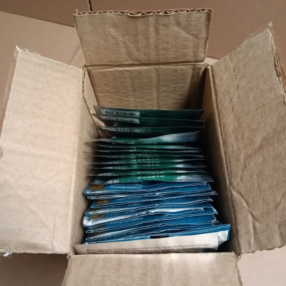 APPROXIMATELY 34 X ASSORTED JOICO HAIR CARE PRODUCTS TO INCLUDE TINT SHOT BLACK ROOT CONCEALER, JOICO CURL ETC