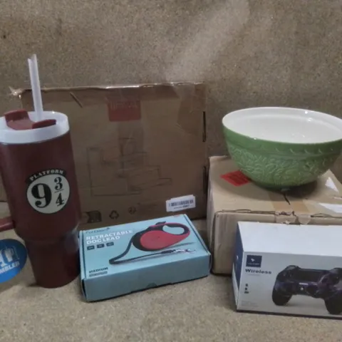 BOX OF ASSORTED ITEMS TO INCLUDE; ACE GAMER WIRELESS CONTROLLER, HARRY POTTER 9 3/4 TUMBLER, RETRACTABLE DOG LEAD ETC